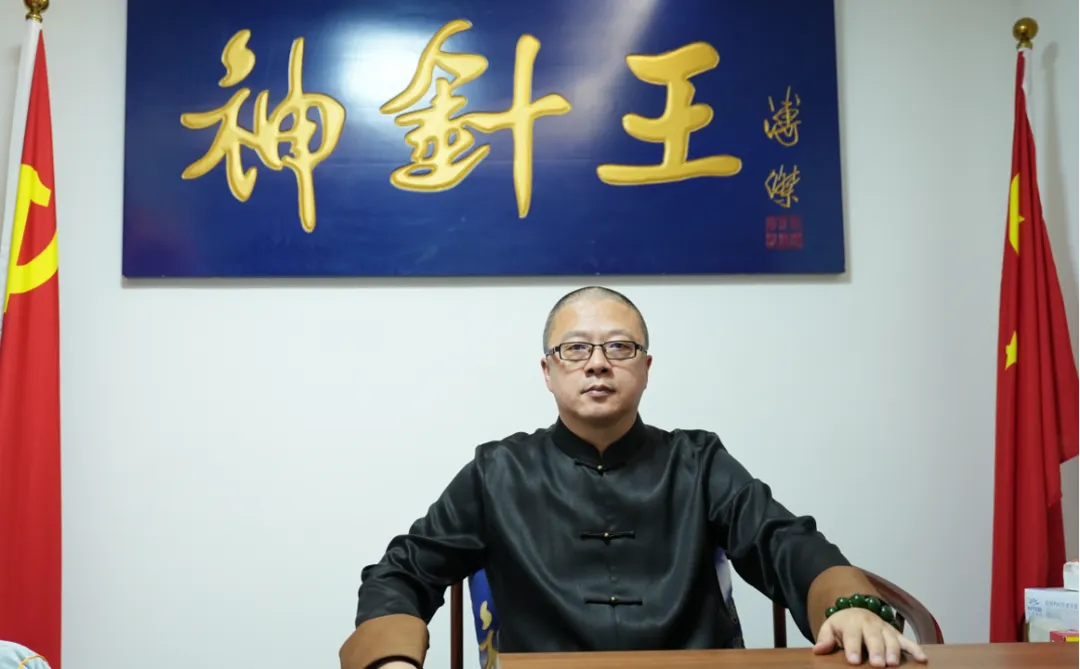 “针灸不是韩国的么？”老外一句话刺痛了他，携“华夏火针”走遍151国，为中医正名！